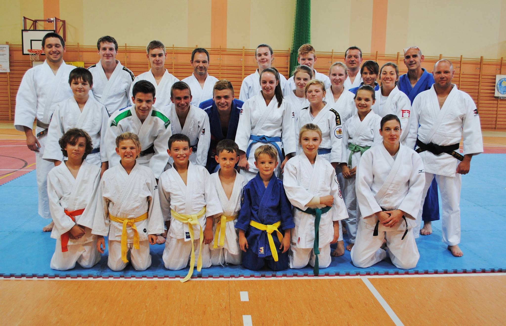 Judoclub Geetbets in judogi op de tatami in Witkowo tijdens de stage in Polen